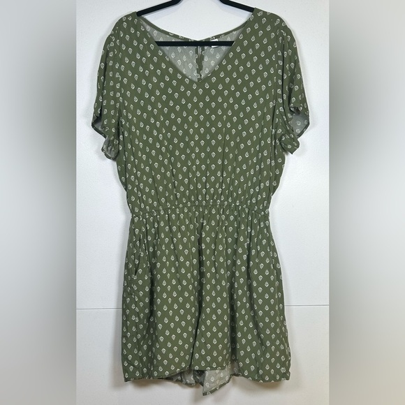 Old Navy Green Print Shorts Romper. Size XL. - Picture 1 of 11